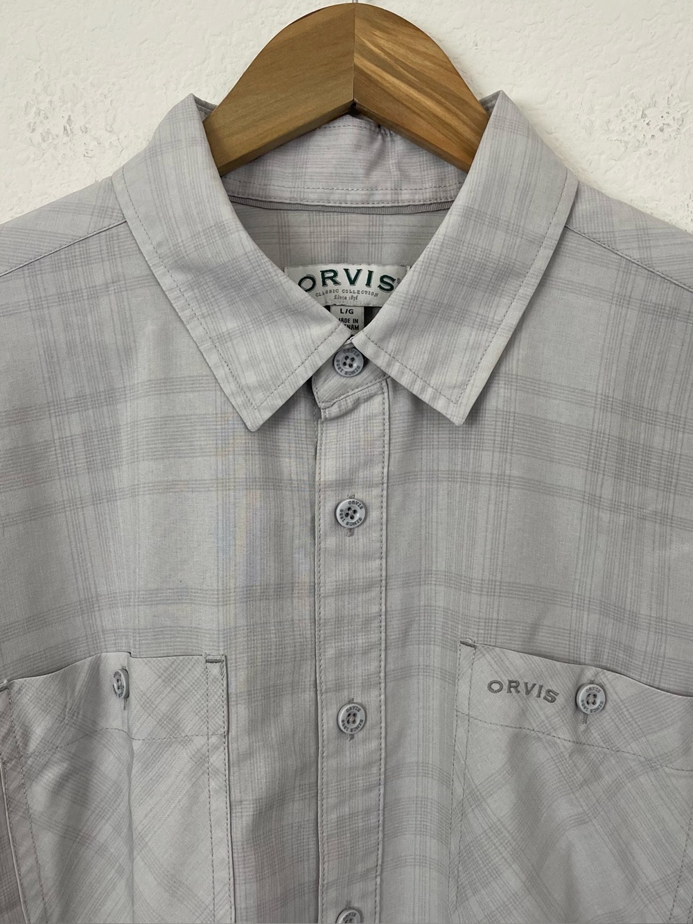 Orvis Men's L Gray Plaid Short Sleeve Polyester Button-Up Shirt‎